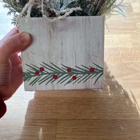 CHRISTMAS SMALL SNOW FLAKES PINE CENTERPIECE - Picture 5 of 5